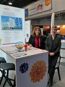 Stand der HSD und der HHU auf der EAIE 2019 in Helsinki mit Sandra Winter und Jessica Olheide, Mobilitätskoordinatorinnen für den Studierendenaustausch an der HSD